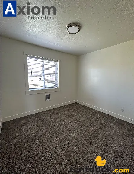 Beautiful 3 bedroom 1 bathroom apartment available now! — Photo 9