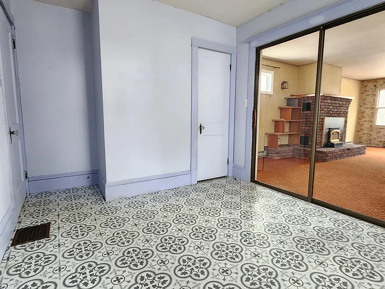 281 Wilson St — Photo 3