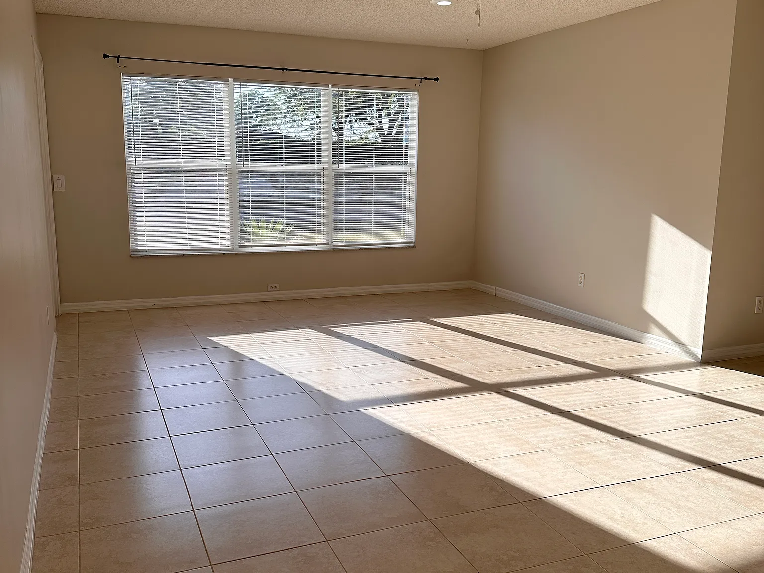 1 bed, 1.5 bath, 746 sqft, $1,600 — Photo 3