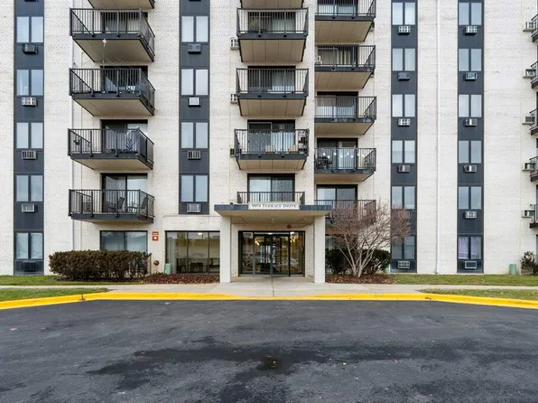 9074 W Terrace Dr APT 3A, Niles, IL 60714