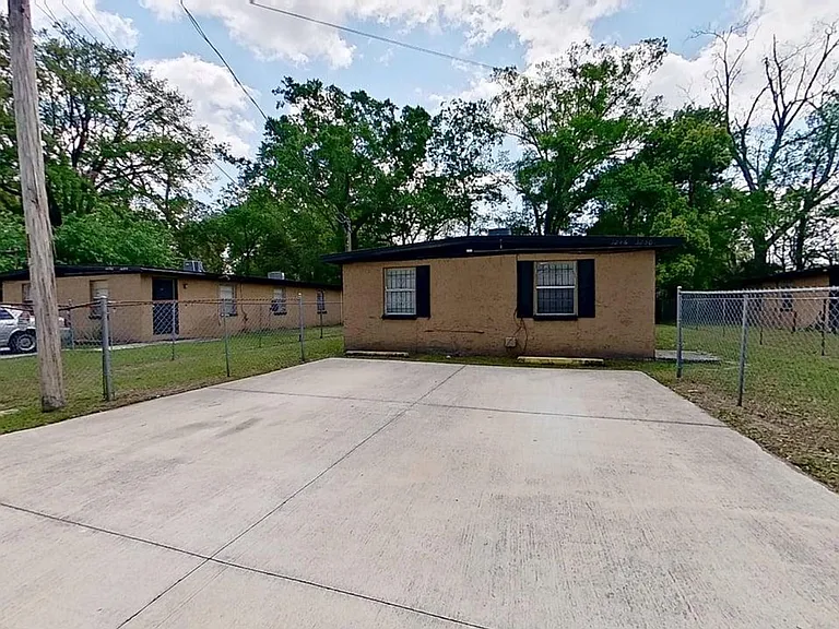 Phyllis Street Duplexes — Photo 16