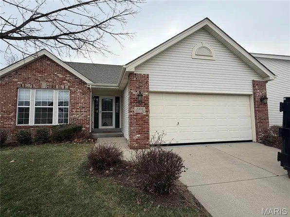 2332 Fourlakes Dr, Belleville, IL 62220
