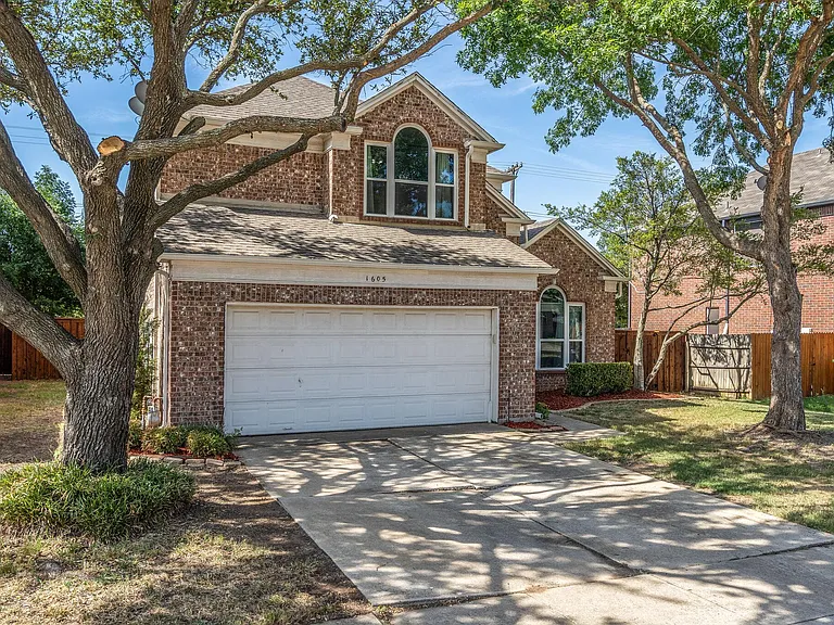 1605 Highdale Ct — Photo 2