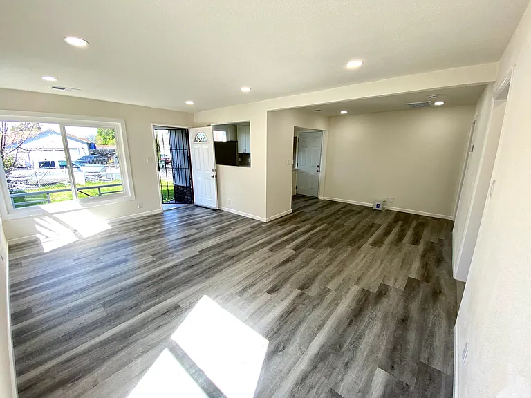 1124 Camellia Dr — Photo 3