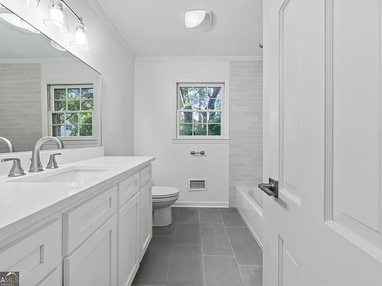 223 Brookwood Dr — Photo 36
