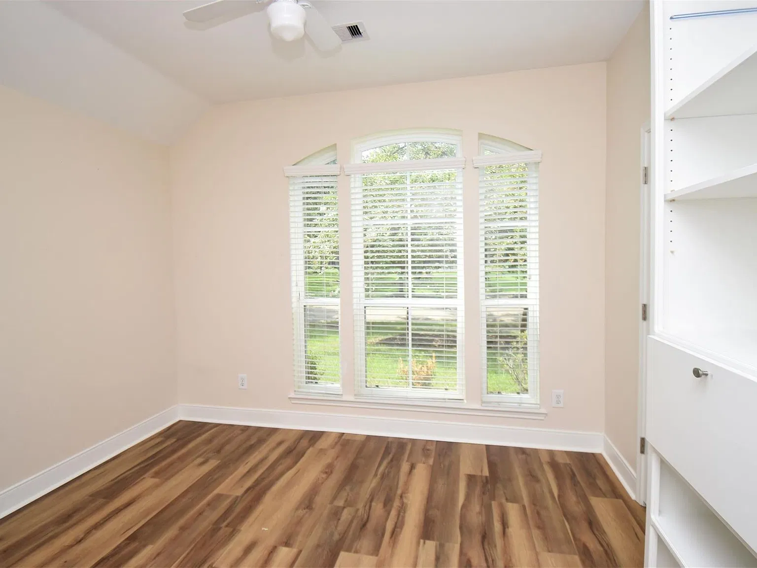 3 bed, 2.0 bath, 1941 sqft, $2,550 — Photo 4