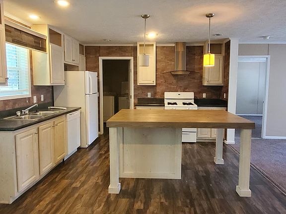 2nd image of 194 Lakeshore Cir