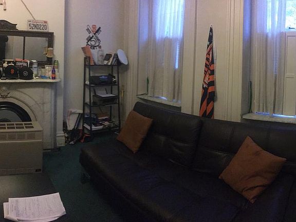 Living Room (2/2)