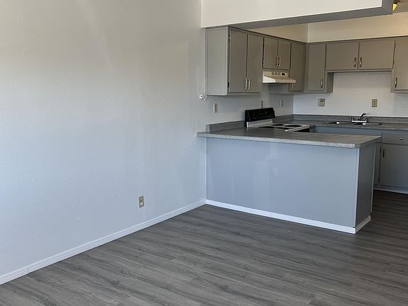 2nd image of 600 Morris St NE #8