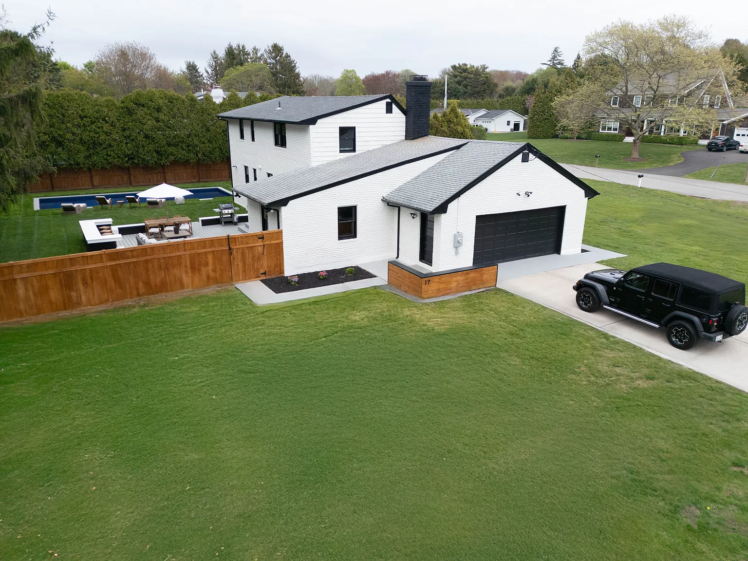 Year Round Rental in Southampton Country Club Section — Photo 2