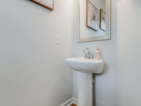 5th image of 1038 Ashcroft Cir