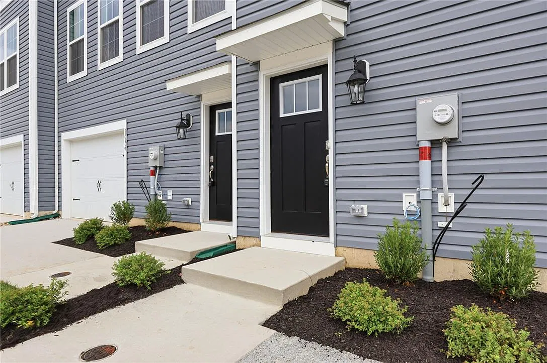 3 bed, 2.5 bath, 2208 sqft, $3,100 — Photo 2