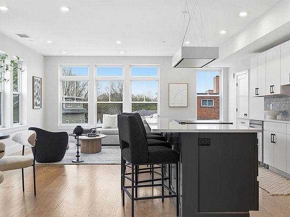 2nd image of 421 High St #309