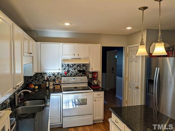 3rd image of 12 Epping Ct