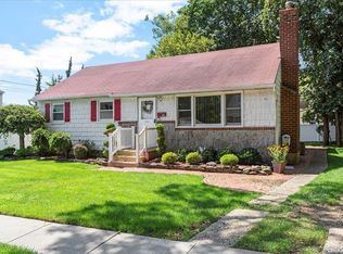 265 8th St, Bethpage, NY 11714