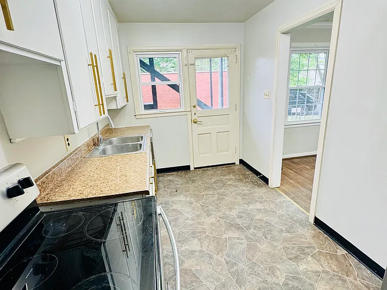 1600 Waltham Rd #B — Photo 3
