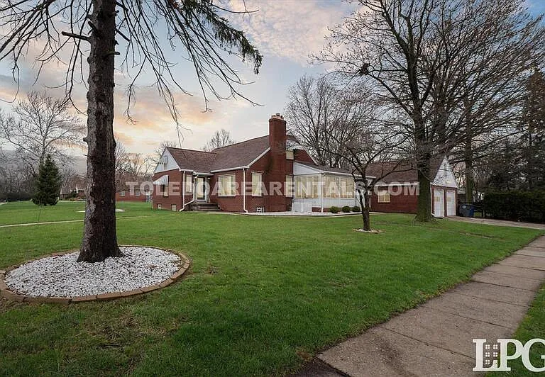 391 Perry Dr — Photo 1