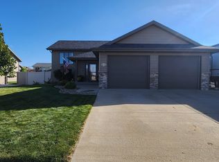 2395 7th St W, Dickinson, ND 58601