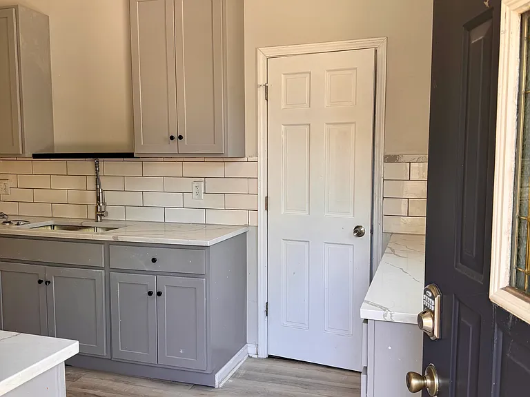 834 College Ave — Photo 2