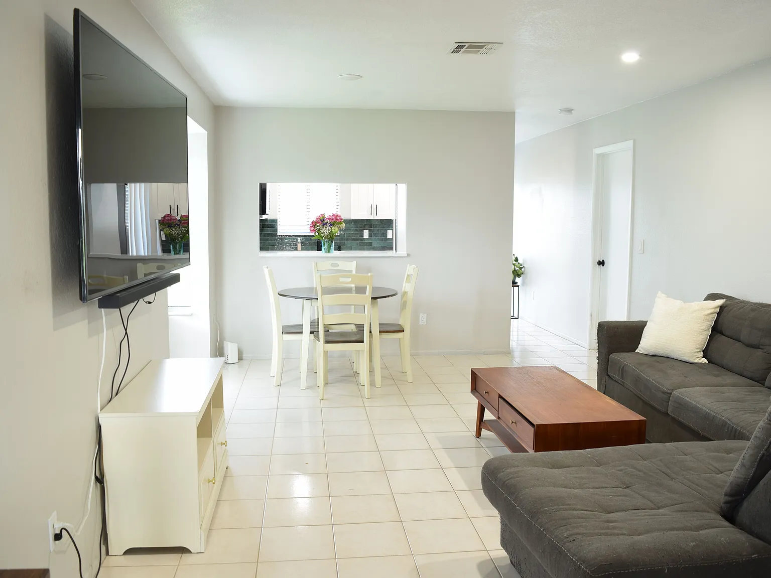 3 bed, 2.0 bath, 1050 sqft, $2,250 — Photo 3
