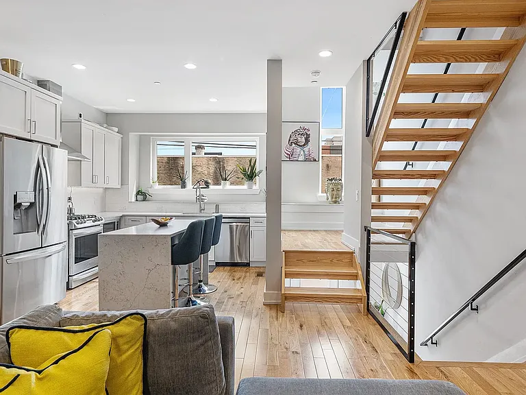 1726 Waterloo St — Photo 6