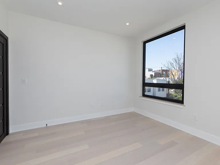 2541 Turner St — Photo 16