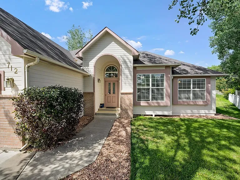 712 E Harbor Cir — Photo 3