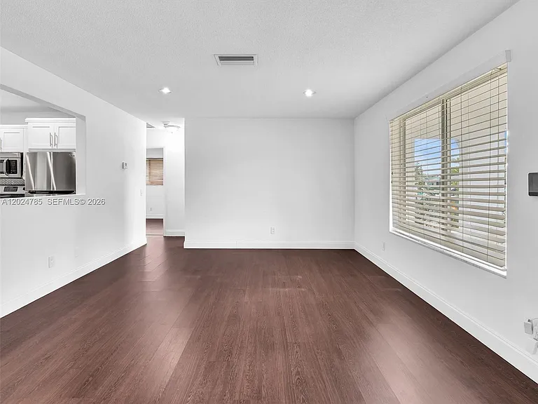 4500 SW 42nd Ter — Photo 8