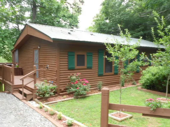 1629 Mountain Village Dr, Hiawassee, GA 30546