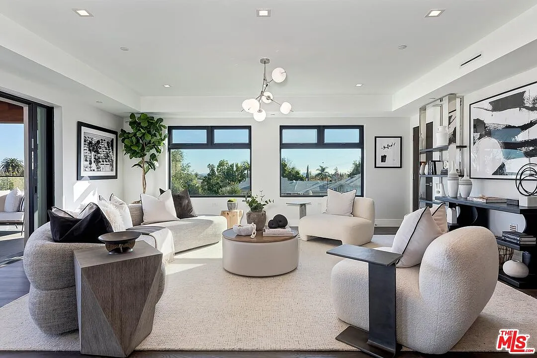 4 bed, 4.5 bath, 4550 sqft, $25,000 — Photo 3