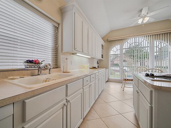 3rd image of 6606 Prairie Dunes Dr