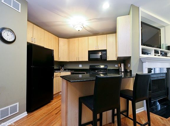 4th image of 1636 N Oakley Ave APT 1