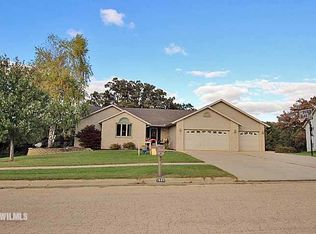 1660 Apache Trl, Freeport, IL 61032