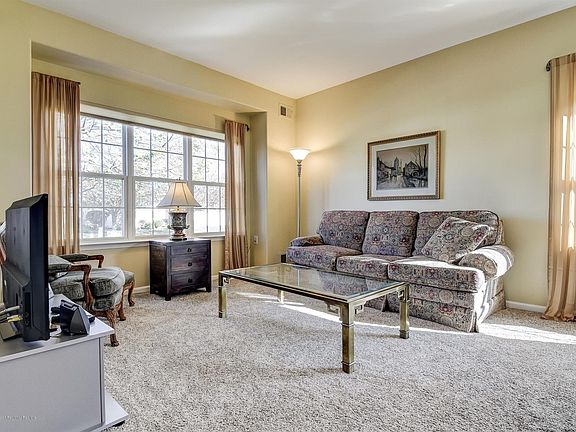 5th image of 4 Bedford Ct