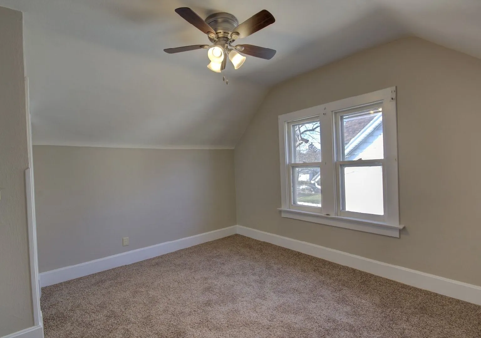3 bedroom home — Photo 4