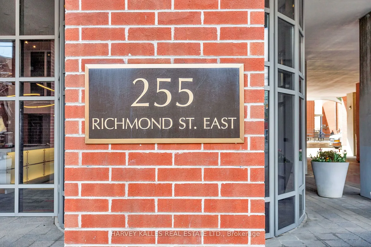 Building Photo - 255 Richmond St E #206