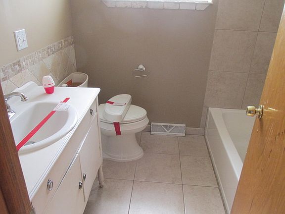 5th image of 9705 Natoma Ave