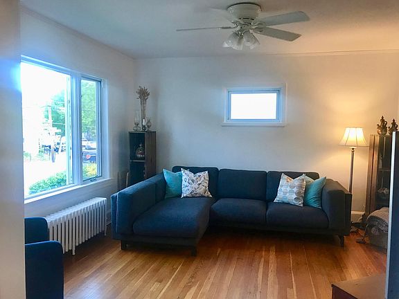 Spacious living room 