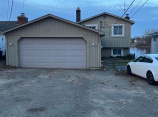 1170 W Oakley Park Rd, Commerce Township, MI 48390