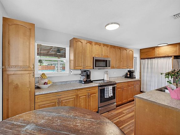 4th image of 731 N 69th Ave