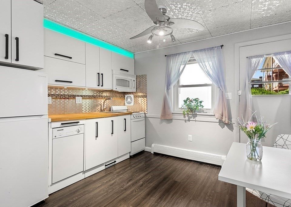 1st image of E2 Colonial Dr #2
