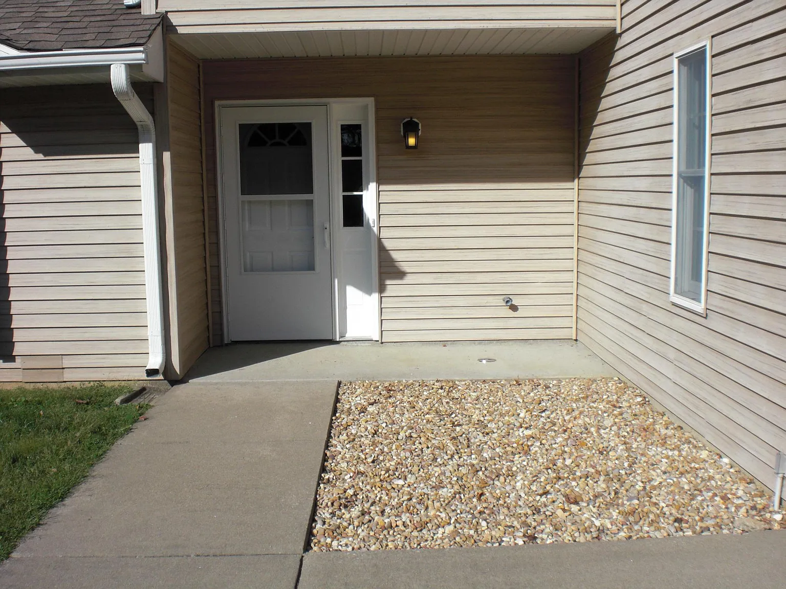 2 bed, 1.5 bath, 1300 sqft, $1,300 — Photo 3