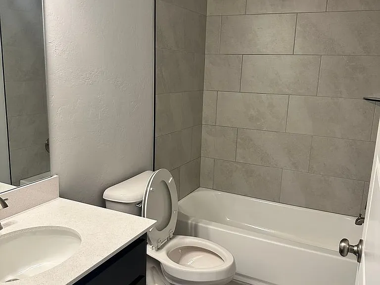 230 SW 34th St #1011 — Photo 6