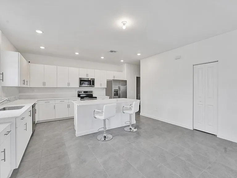 11904 SW 240th St — Photo 3