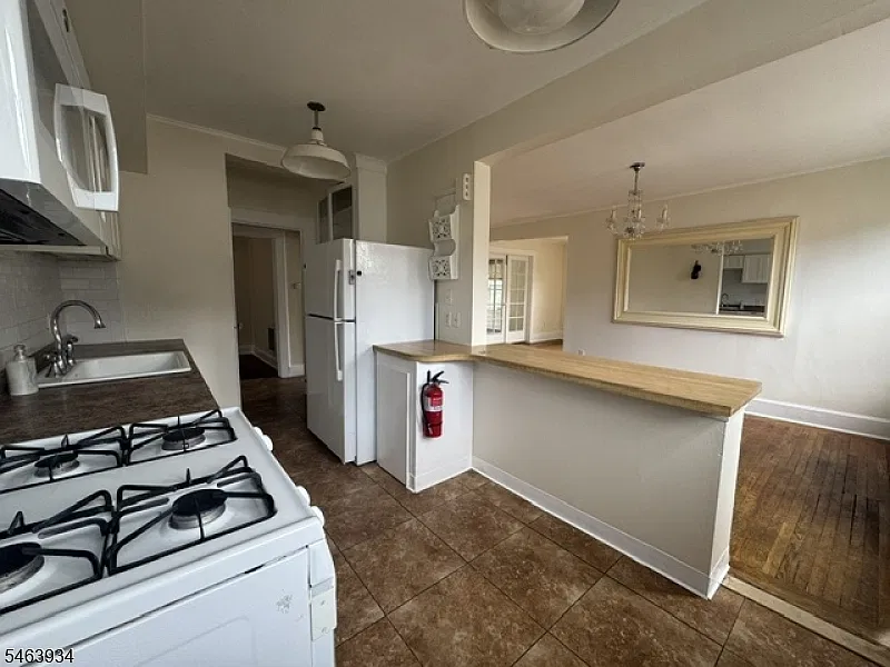 2 bed, 1.0 bath, $2,400 — Photo 2