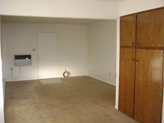 4th image of 20 NW Mission Blvd #742489206