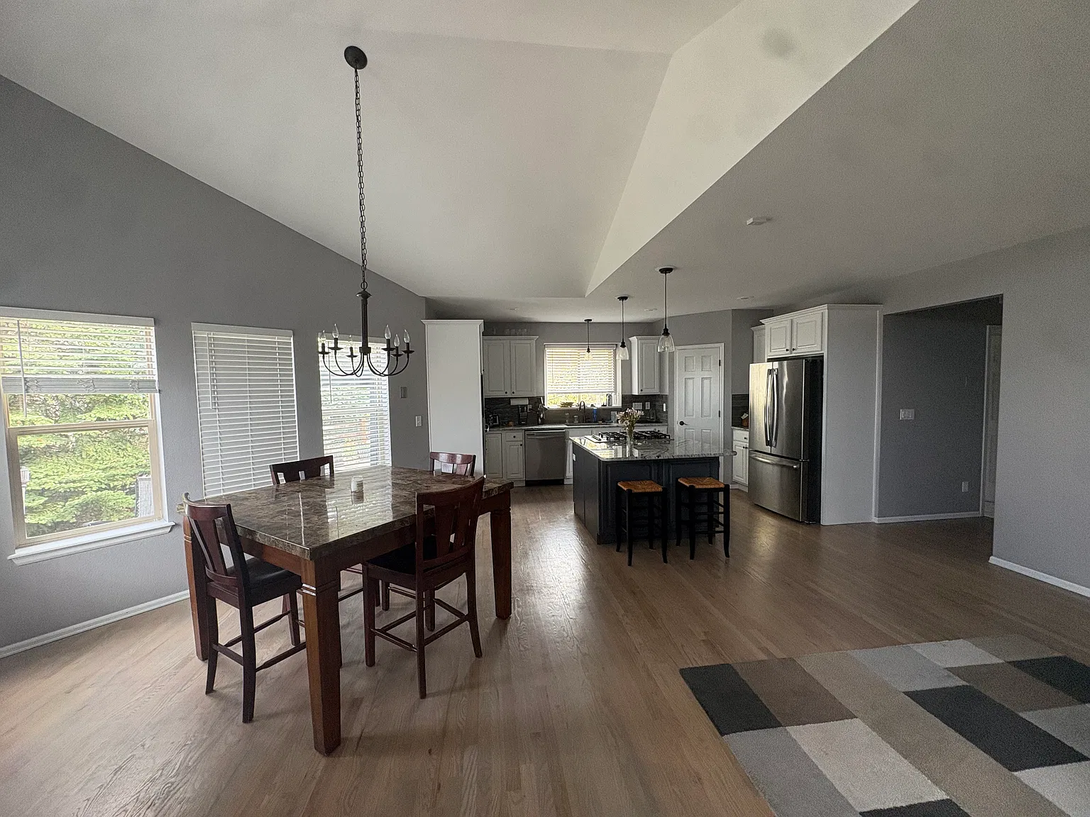 2 bed, 4533 sqft, $1,600 — Photo 3
