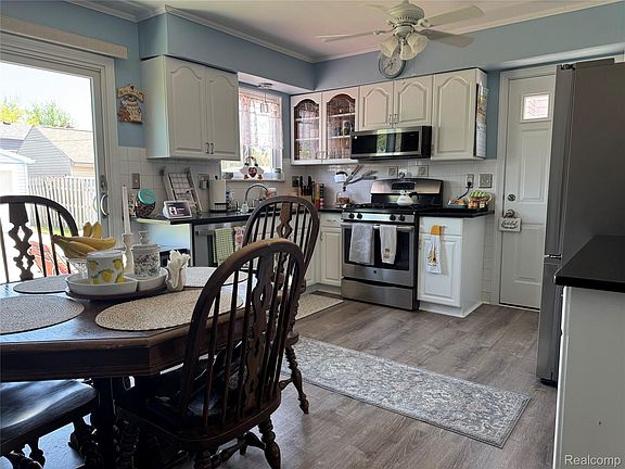 3rd image of 24145 Cottrell St