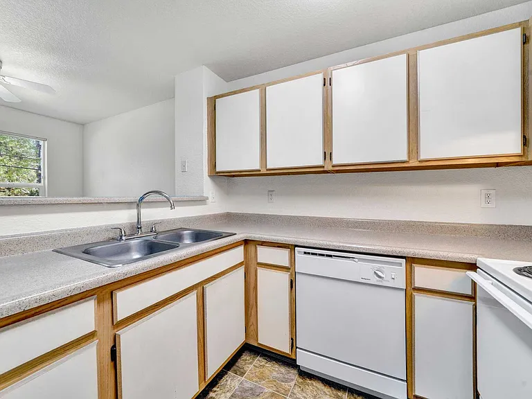 Hampton Ridge Apartments — Photo 17
