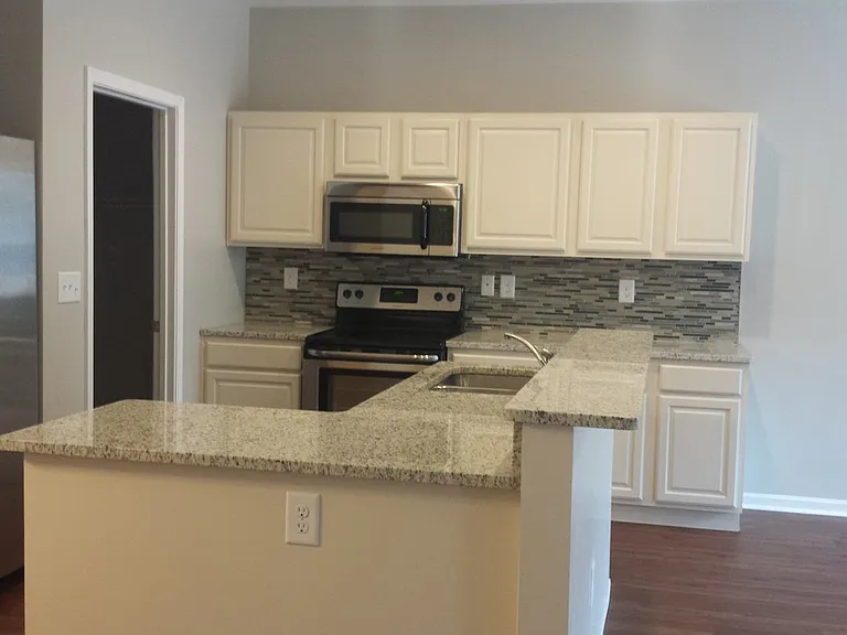 Summit Pointe Apartments — Photo 11
